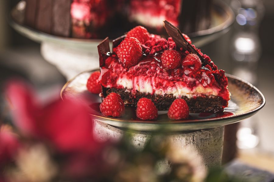 Torta con scaglie di cioccolato e composta di lamponi